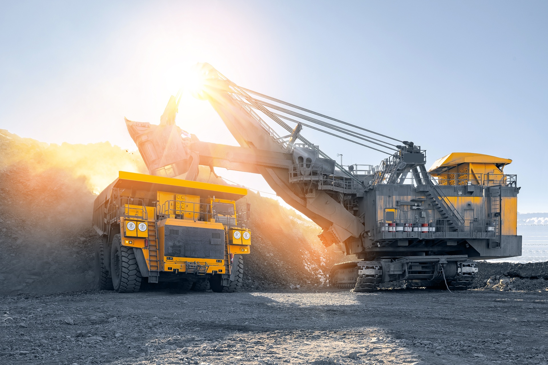 Techniker in Sicherheitsausrüstung bei der Inspektion von Zugkomponenten mit einem Tablet, während eine erweiterte Benutzeroberfläche Echtzeit-Diagnosedaten und Systemfluss anzeigt – für Predictive Maintenance.