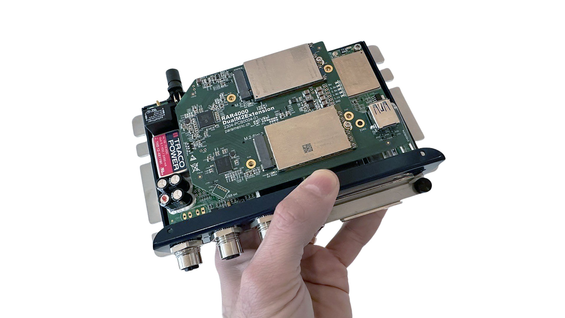 Eine Hand hält ein Smartphone, das ein digitales Zugticket mit Abfahrts- und Ankunftszeiten anzeigt – ein Symbol für moderne mobile Konnektivität und digitale Borddienste.